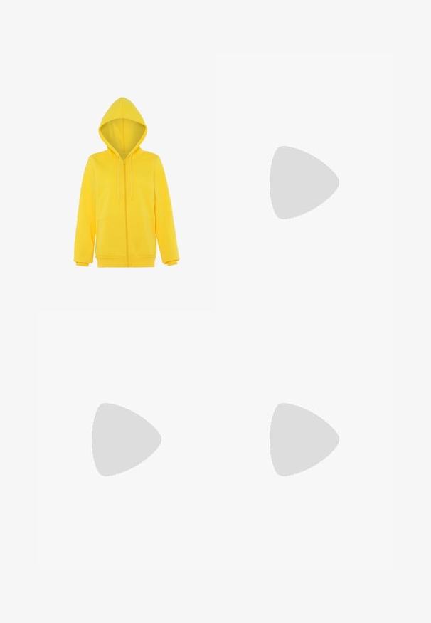 Felpa gialla con zip e cappuccio regolabile, maniche lunghe e una texture morbida; presenta una tasca a marsupio nella parte anteriore.; Camicia a righe blu chiaro con colletto e polsini bianchi, caratterizzata da una chiusura frontale con bottoni e una tasca sul lato sinistro del petto. Maniche lunghe incluse.; Pantaloni a gamba larga di un leggero colore crema. Realizzati in un tessuto morbido con pieghe sul davanti e tasche laterali.; Ballerine in pelle verniciata avorio con due cinturini decorativi e bottoni dorati, caratterizzate da una punta arrotondata e un tacco basso a blocco.