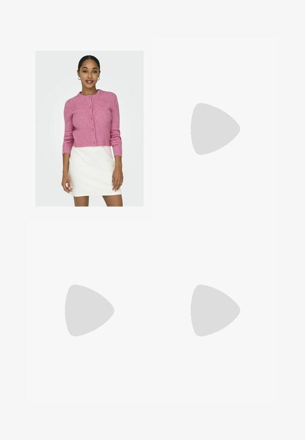 ONLY ONLKATIA BUTTON CARDIGAN - Vest - carmine rose; Witte geribde tanktop met een ronde halslijn en mouwloos ontwerp, voorzien van een rechte zoom en een gladde, rekbare textuur.; Grijze denim jeans met een rechte pijp, versleten details, vijf zakken en koperen klinknagels. De tailleband is voorzien van een logo-label.; Sportschoenen met een witte leren bovenkant, grijze suède neus en drie zwarte strepen. Bevat een blauw logo op de tong en een gestructureerde rubberen zool.