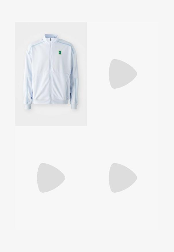 Casaco branco com fecho éclair e detalhes azul claro, gola alta e dois bolsos frontais. Possui um pequeno logótipo verde e amarelo no lado esquerdo.; T-shirt Nike preto de manga curta, feito de um tecido suave, com um logo swoosh branco no lado superior esquerdo, gola redonda.; Calças de treino pretas feitas de um tecido leve, com um cós elástico, punhos nos tornozelos e um discreto logótipo da Nike no lado esquerdo.; Pessoa vestindo tênis Nike Shox pretos e calças de moletom cinzas, de pé em um tapete azul claro.