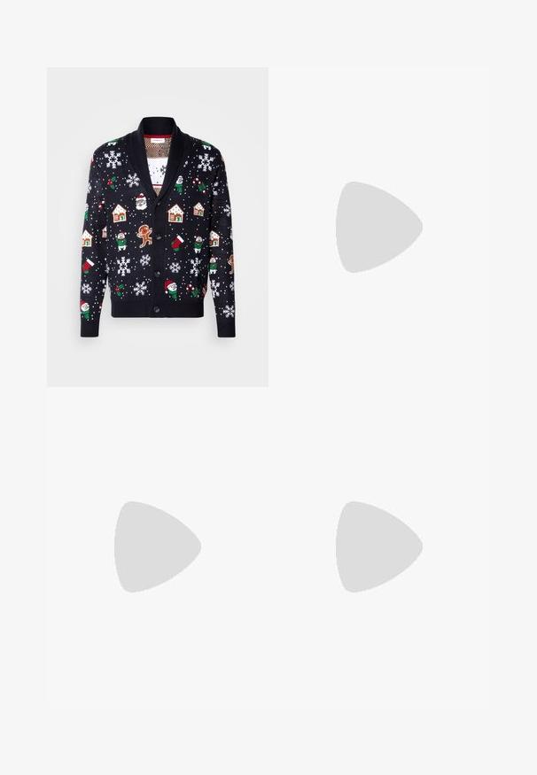 Svart cardigan med vintertema mönster som inkluderar jultomte, hus, snöflingor och pepparkakor. Stickad textur med knappstängning.; Svart kortärmad T-shirt i bomull, med rund hals och en liten logotyp broderad på bröstet. Slät textur, standard passform.; Svarta byxor med rak ben-design, tillverkade av ett jämnt tyg. Har framfickor och en enkel knapplåsning i midjan.; Svarta läder loafers med en slät finish, prydda med en dekorativ rem och kontrastsöm, tillsammans med beiga byxor.