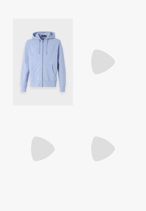 Casaco com fecho éclair azul claro, feito de algodão suave, com um bolso tipo canguru, punhos canelados e um pequeno logótipo bordado no peito.; Polo branca feita de algodão, com colarinho clássico, lista de três botões e um bolso no peito esquerdo; pequeno logótipo na bainha.; Calças de algodão brancas com um corte relaxado, apresentando bolsos frontais, detalhes em hardware dourado e remendos nos joelhos.; Ténis em bege, creme e verde oliva, com materiais em camurça e couro, bico redondo, design minimalista e sola em borracha.