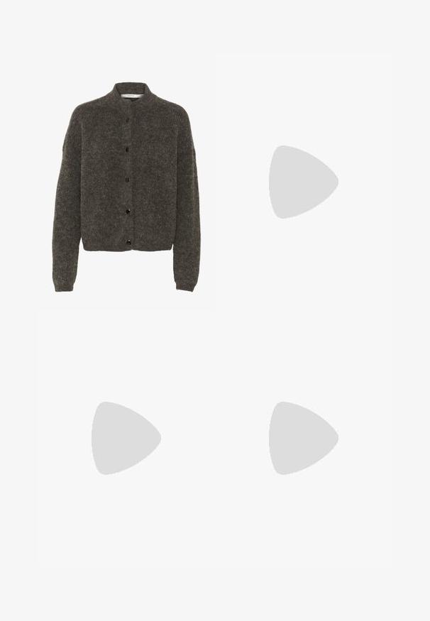 Cardigan felpudo cinza escuro feito de lã, apresentando um colarinho alto, fecho de botões na frente e mangas longas com punhos canelados.; T-shirt de algodão preto com decote redondo, mangas curtas e um logótipo bordado no peito. Corte simples e descontraído, sem padrões.; Calças pretas de corte ajustado com um design de perna reta, apresentando uma textura lisa e pregas bem definidas na frente. Sem hardware visível.; Saltos slingback em couro preto com bico fino, apresentando um salto esguio e um detalhe em tom dourado na alça ajustável. Textura suave.