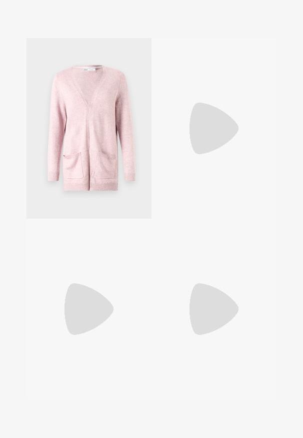 Cardigan rosa chiaro realizzato in tessuto morbido, con maniche lunghe, scollo a V, polsini a coste e due tasche frontali.; Top senza maniche bianco realizzato in tessuto a coste, caratterizzato da un collo arrotondato e una silhouette aderente, con cuciture minime e senza decorazioni.; Jeans dritti in denim azzurro, a vita alta, con chiusura a bottoni e tasche frontali, esposti su uno sfondo bianco.; Sneaker nera in suede e pelle con un sorriso laterale crema e un tallone di un leggero crema. Presenta lacci beige e una suola in gomma color caramello.