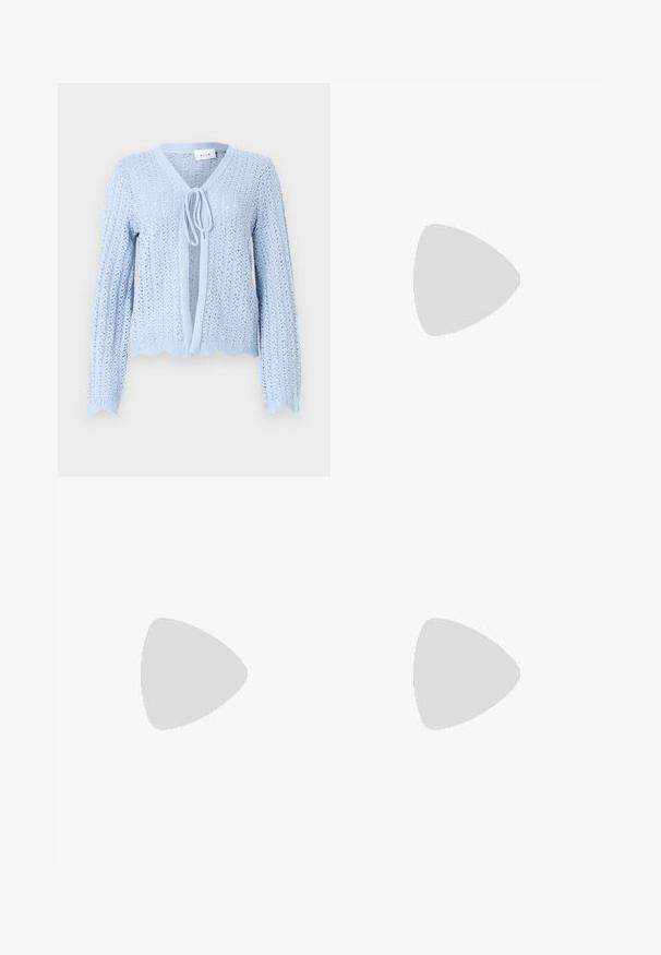 Cardigan lavorato a maglia azzurro chiaro con orlo ad arco, maniche lunghe e chiusura con nodo frontale. Presenta un motivo traforato in tutto il capo.; T-shirt in cotone nero con vestibilità rilassata, maniche corte, scollatura arrotondata e una texture liscia. Nessuna trama o accento visibile.; Jeans a gamba larga in denim blu scuro. Presentano cinque tasche, passanti per cintura e un orlo grezzo in fondo con dettagli di cucitura visibili.; Sandali con tacco in vernice nera, con punta squadrata, cinturini alla caviglia e fibbie in argento. Presentano un tacco a blocco spesso per maggiore stabilità.