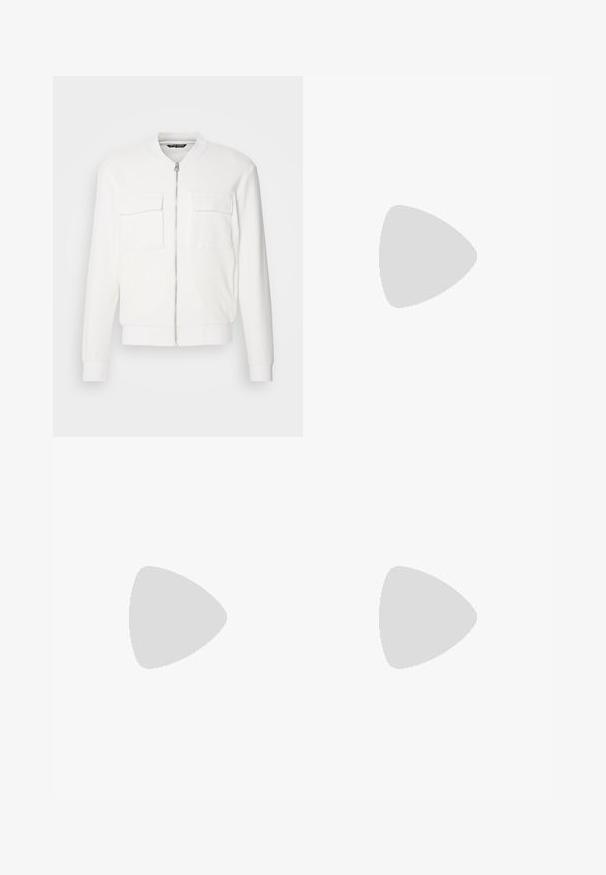 Chaqueta bomber blanca con una tela texturizada, cierre frontal con cremallera, dos bolsillos en el pecho y puños y dobladillo de canalé. Diseño minimalista.; Dos camisetas polo negras, de manga corta, de material de algodón, que presentan un cuello clásico, una tapeta de dos botones y acentos de rayas blancas en el interior del cuello.; Pantalones de mezclilla negra con corte recto, diseño de cinco bolsillos y cierre frontal con botón. Textura suave con detalles de costura mínimos.; Mocasín de cuero negro con un acabado suave, que cuenta con un diseño de costura y un acento decorativo de cadena de metal en el empeine. Tacón plano.