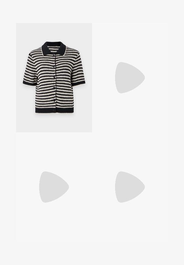 Kortsleeve cardigan i svart och krämfärgade horisontella ränder. Har en ribbad krage, knäppning med knappar och strukturerad stickad tyg.; Klippt vit t-shirt tillverkad av mjukt tyg, med korta ärmar, rund halsringning och ribbade kantdetaljer. Enkel och utan prål design.; Svarta byxor i mjukt tyg med hög midja, vida ben, framfickor och klassiska bältesöglor. Inga sidofickor synliga.; Svart lacklädersandal med bred klack, öppen tå och ankelsnöre med ett gyllene spänne. Slät textur och elegant design.