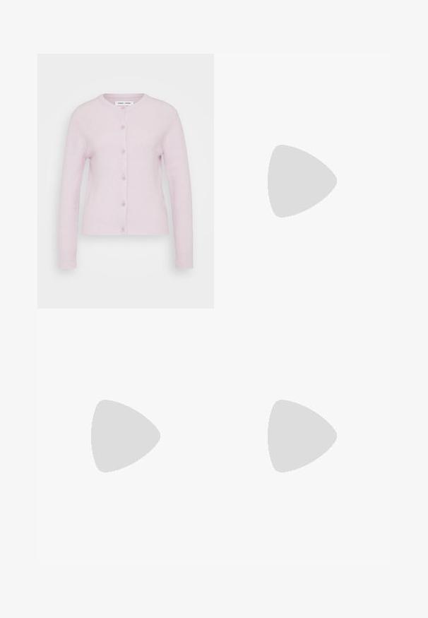 Samsøe Samsøe CARDIGAN - Kardigán - lilac snow; Biele tričko s krátkymi rukávmi vyrobené z jemnej bavlny. Má okrúhly výstrih a voľný strih. Čistý dizajn bez viditeľných vzorov alebo akcentov.; Čierne široké nohavice z hladkej tkaniny, s vysokým pasom, zúženými švami a minimalistickým dizajnom. Žiadne viditeľné kovové prvky alebo vrecká.; Svetloružové slingback baleríny s jemne špicatou špičkou, vyrobené z hladkého materiálu pripomínajúceho kožu. Majú výrezové detaily na stranách a plochý opätok.
