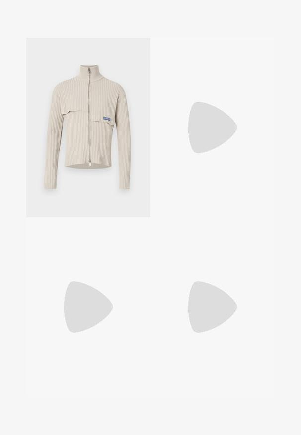 Ribbad beige zip-up tröja med hög krage, med en kortad design och en framficka, varumärkesetikett på vänster sida.; Vit bomullslångärmad tanktop med rund halsringning, med en slät yta och en figurnära passform, designad för avslappnad användning.; Svarta träningsshorts i mjukt tyg, med ett elastiskt midjeband och en liten gul EA7-logotyp på nedre vänstra benet.; Vita lädersneakers med en jämn yta, rund tå, platta snörningar och en strukturerad sula. Har en diskret logotyp på hälen.