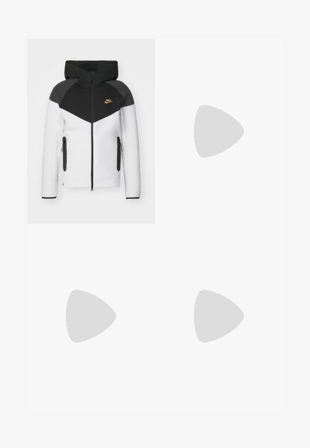 Nike Sportswear TECH FLEECE FULL-ZIP HOODIE - Felpa con zip - white/dark smoke grey/black; T-shirt in cotone nero della Nike con collo rotondo classico, maniche corte e un logo in rilievo discreto sul petto. Texture liscia.; Pantaloni corti bianchi con vita elasticizzata e coulisse, presentati su uno sfondo chiaro e semplice. Adatti per un abbigliamento casual o per la stagione calda.; Scarpe sportive nere con tessuto testurizzato e suole in gomma, dotate di lacci elastici e un accento blu sul tallone. Indossate con pantaloni in denim chiaro.