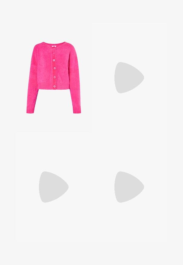 Luddig, beskuren kofta i stark rosa, med rund halsringning, rosa knäppning och ribbade ärmslut och nederkant. Mjuk textur genom hela plagget.; Vit skräddarsydd topp i ribbat tyg med korta ärmar och rynkade detaljer på sidorna för textur och form.; Vita vida byxor i vid passform gjorda av ett lättviktsmaterial. Har en elastisk midja med dragsko och sidofickor. Slät textur.; Vit högklackad sandal med en kraftig klack, med ett remdesign och ankelband. Slät textur med en plattform framtill för ökad höjd.