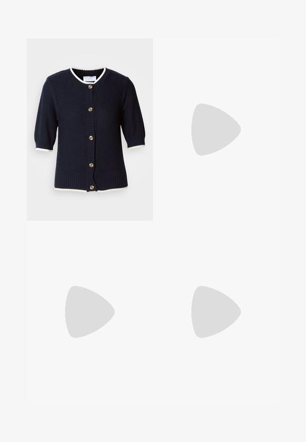 Marineblauer Strickcardigan mit kurzen Ärmeln, gerippten Bündchen und cremefarbener Einfassung. Besitzt fünf goldene Knöpfe auf der Vorderseite. Strukturiertes Material.; Weißes T-Shirt mit kurzen Ärmeln aus weicher Baumwolle. Verfügt über einen runden Halsausschnitt und eine lockere Passform. Sauberes Design ohne sichtbare Muster oder Akzente.; Weisse, maßgeschneiderte Hosen mit geradem Bein, die über einen Knopfverschluss, Gürtelschlaufen und Seitentaschen verfügen; glatte Stoffoberfläche.; Blassrosa Slingback-Ballerinas mit spitzem Punkt, aus einem glatten, lederähnlichen Material. Mit Ausschnitten an den Seiten und einem flachen Absatz.