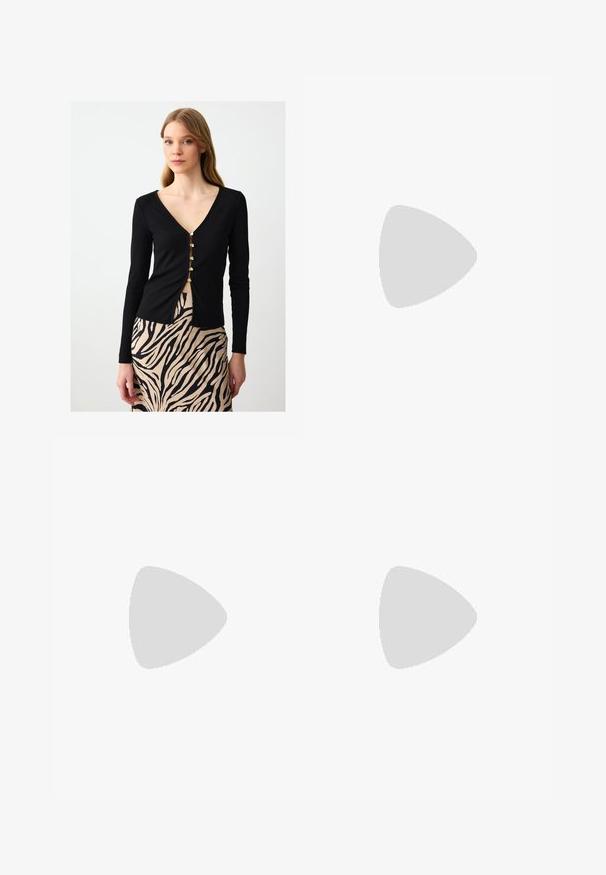 Zwarte geribbelde top met lange mouwen en een diepe V-hals, voorzien van een rij gouden knopen aan de voorkant, gecombineerd met een beige rok met zwarte zebrapatronen.; Witte button-up shirt met een puntige kraag, lange mouwen en een klein blauw logo op de linkerborst. Gemaakt van katoen.; Zwarte high-waisted jeans van denim, met een recht gesneden ontwerp, voorkv pockets, een ritsgulp en een metalen knoopsluiting.; Zwarte suède sneakers met drie witte strepen, een getextureerde bruine rubberen zool en zwarte veters. De binnenvoering heeft een logo-patroon.