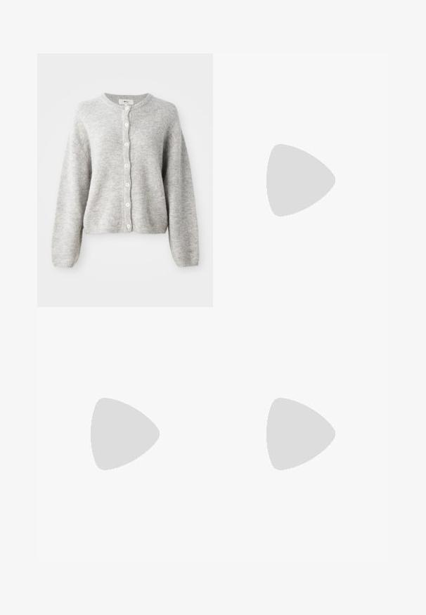 Grå ullcardigan med långa ärmar, rund nacke och sju stora vita knappar framtill. Mjuk, strukturerad yta.; Vit ribbad linne med rund halsringning och ärmlös design, med en rak nederkant och en smidig, elastisk textur.; Grå denimjeans med rak benpassform, slitna detaljer, fem fickor och kopparnitar. Midjan har en logotagg.; Sportskor med överdel i vit läder, grå mocka på tårna och tre svarta ränder. Har en blå logotyp på tungan och en texturerad gummisula.