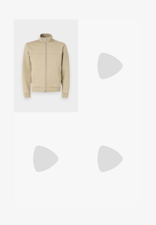 Beige Reißverschlussjacke mit Stehkragen, zwei Seitentaschen, gerippten Bündchen und glatter Textur; verfügt über ein dezentes Logo auf der Brust.; Weißes Baumwoll-T-Shirt mit lockerer Passform, das ein kleines schwarzes Grafiklogo auf der linken Brustseite aufweist. Kurze Ärmel, Rundhalsausschnitt.; Beige Baumwollhose mit geradem Bein, ausgestattet mit einem Knopfverschluss und Falten an der Vorderseite für zusätzliche Details.; Weiße und hellbeige Sport Sneakers, ausgestattet mit einem Obermaterial aus Netzgewebe, perforierten Details und einer strukturierten Zwischensohle mit Branding an der Ferse.