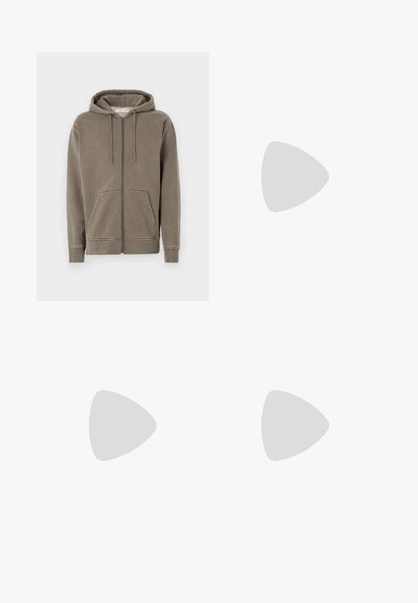 Felpa con zip di un verde oliva tenue, realizzata in tessuto morbido. Dotata di cappuccio con cordino, tasche frontali e polsini a coste. Design semplice.; T-shirt bianco in cotone con maniche corte, scollatura tonda e linea dritta. Texture liscia senza motivi o dettagli visibili.; Jeans a vita alta in denim azzurro chiaro, dal taglio wide-leg, design semplice, con leggere sfumature e gamba dritta. Presentano chiusura frontale con bottone e passanti per cintura.; Sneaker Lacoste grigie scure in materiale mesh e sintetico, con suola testurizzata e dettagli marroni sul colletto e sul branding.