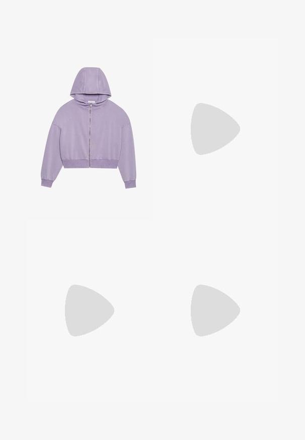 Haut crop en molleton violet avec fermeture éclair à l'avant, capuche, larges manches et poignets côtelés. Fabriqué en tissu doux au toucher lisse.; T-shirt blanc à manches courtes en coton doux, avec un col rond et une coupe ajustée. Pas de motifs ni d'ornements visibles.; Pantalons de survêtement gris clair avec une coupe décontractée, taille élastique, cordelette de serrage et poches latérales ; fabriqués à partir d'un tissu doux et texturé.; Chaussure de sport Nike en blanc et rose clair. Présente un dessus en mesh et une semelle incurvée distinctive avec un amorti à air visible.