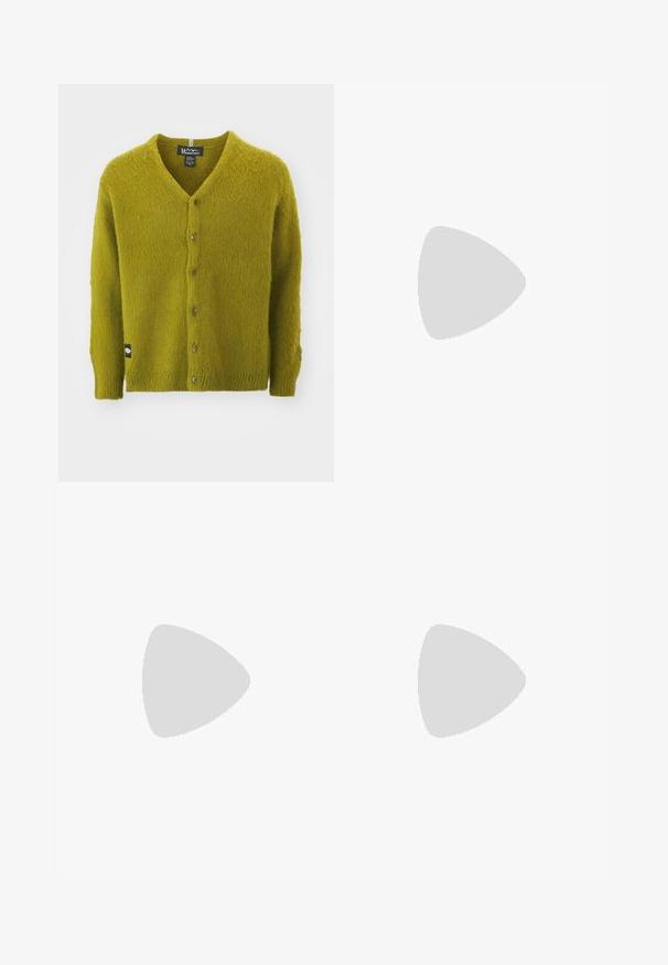 Manastash ABERDEEN KURTIGAN - Cardigan - pistachio; Tre canotte bianche a coste in cotone. Presentano un colletto rotondo e piccole etichette nere vicino all'orlo. Disponibile in diverse taglie.; Pantaloni cargo leggeri neri in nylon con vita elastica, coulisse regolabile e molteplici tasche sovrapposte sulle gambe.; Scarpe da ginnastica bianche con sovrapposizioni testurizzate, suola spessa e accenti grigi. Indossate con calze corte bianche e pantaloni corti verdi su una superficie blu.