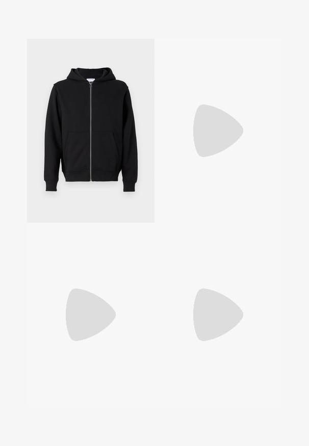 Μαύρο φούτερ με φερμουάρ, κατασκευασμένο από μαλακό ύφασμα, διαθέτει μπροστινό φερμουάρ, δύο μεγάλες τσέπες και κουκούλα με κορδόνι. Κλασικός, απλός σχεδιασμός.; Άσπρη κοντομάνικη μπλούζα με κόκκινο κείμενο "Studio Originals Edition" στο αριστερό στήθος, παρουσιασμένη σε ουδέτερο γκρι φόντο.; Μαύρες βαμβακερές chinos με tapered fit, που διαθέτουν πέντε τσέπες, θηλιές για ζώνη και απαλό υφή. Φερμουάρ με κουμπί.; Λευκά slip-on παπούτσια με υφή, παχύ πάτο και μινιμαλιστικό σχέδιο. Φέρει το λογότυπο της μάρκας στο πλάι.