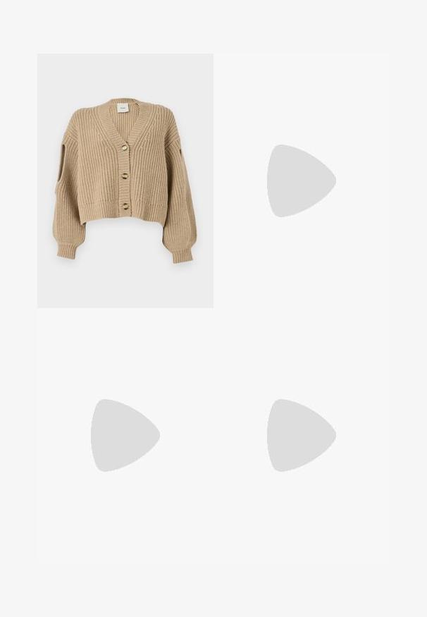 Bežový pletený kardigán s V-výstrihom, predným zapínaním na gombíky, skrátenou dĺžkou a spadnutými ramenami. Textúrovaná látka s rebrovaným vzorom a voľnými rukávmi.; Biela krátka tričko s krátkymi rukávmi vyrobené z rebrovanej látky. Klasický okrúhly výstrih, bežný strih a jemné švy. Bez vzorov alebo grafiky.; Pletená biela midi sukňa s textúrovaným vzorom s vertikálnymi pruhmi a výrezmi v blízkosti dolného okraja. Elastický pás. Mäkkučký materiál.; Čierne kožené baleríny s okrúhlou špičkou, hladkým povrchom, minimálnym prešívaním a flexibilným dizajnom podrážky.; Hnedá kožená kabelka s klopou, zlatými kovovými prvkami, ramenným popruhom a hladkým povrchom. Kompaktný obdĺžnikový tvar.