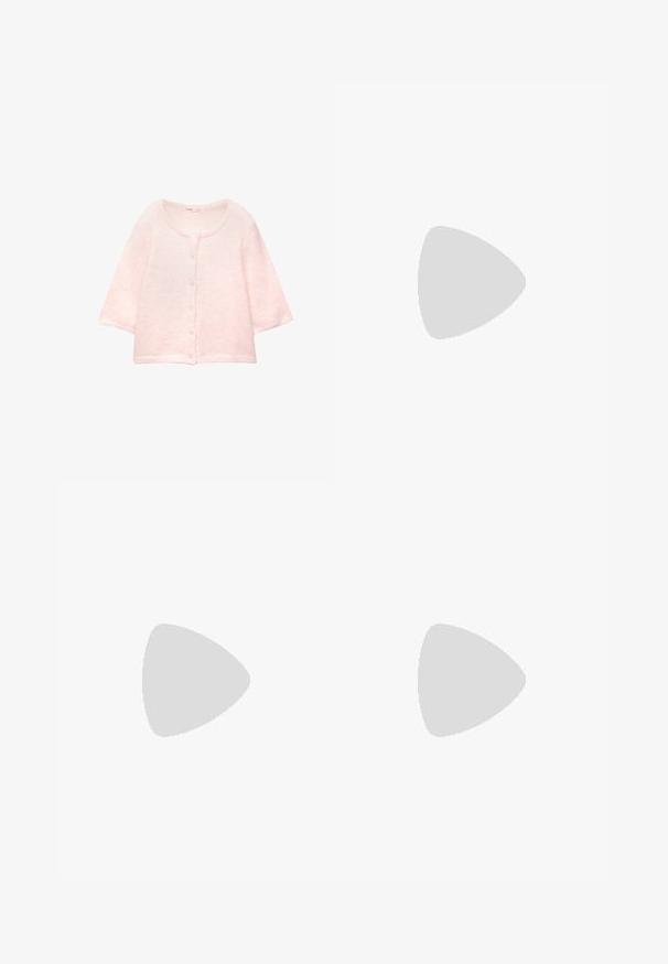 Różowy kardigan z krótkim rękawem wykonany z miękkiej, puszystej tkaniny. Okrągły dekolt, zapięcie na guziki z przodu oraz ribbowe wykończenie u dołu.; Biała koszulka z krótkim rękawem, wykonana z bawełny. Posiada okrągły dekolt i luźny krój. Gładka faktura bez widocznych wzorów czy akcentów.; Białe spodnie o szerokich nogawkach wykonane z miękkiego materiału. Posiadają elastyczny pas ze sznurkiem i gładką teksturę. Brak widocznych wzorów lub elementów metalowych.; Beżowe zamszowe klapki z korkową wkładką, zaokrąglonym noskiem i prostym paskiem z złotym zapięciem. Gumowa podeszwa zapewniająca przyczepność.; Spleciona torba z trawy z plecionym wzorem, ciemnobrązowe skórzane uchwyty i podstawa, szeroki okrągły kształt oraz otwarty projekt.