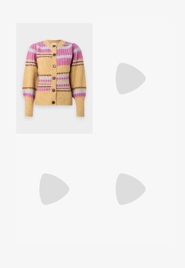 Gul stickad cardigan med rosa och lavendelfärgade geometriska mönster, knappar framtill och puffade ärmar. Innehåller bruna knappar och ribbade muddar.; Vit ribbad linne med rund halsringning och ärmlös design, med en rak nederkant och en smidig, elastisk textur.; Grå denimjeans med rak benpassform, slitna detaljer, fem fickor och kopparnitar. Midjan har en logotagg.; Sportskor med överdel i vit läder, grå mocka på tårna och tre svarta ränder. Har en blå logotyp på tungan och en texturerad gummisula.