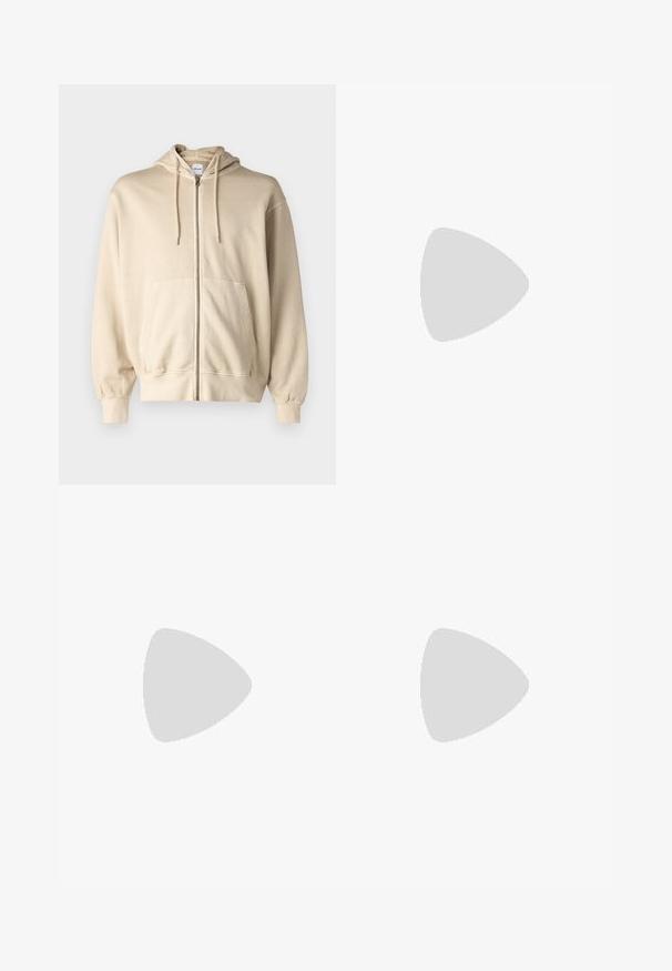Jack & Jones JJECHARGE OVERSIZE FADED ZIP HOODIE - Majica s kapuljačom i patentnim zatvaračem - humus; Bijela kratka majica s kratkim rukavima u rebrastoj teksturi. Okrugli izrez, ležeran kroj, bez vidljivih uzoraka ili akcenta. Jednostavan i svestran dizajn.; Bijele cargo hlače s opuštenim krojem, prednjim kopčanjem na gumb i više džepova s bočnih strana, izrađene su od izdržljive pamučne tkanine.; Bež nubuk tenisice s okruglim vrhom, vezanjem sprijeda i teksturiranim stražnjim naglaskom. Bijela gumena potpetica pruža kontrast. Jednostavan i moderan dizajn.