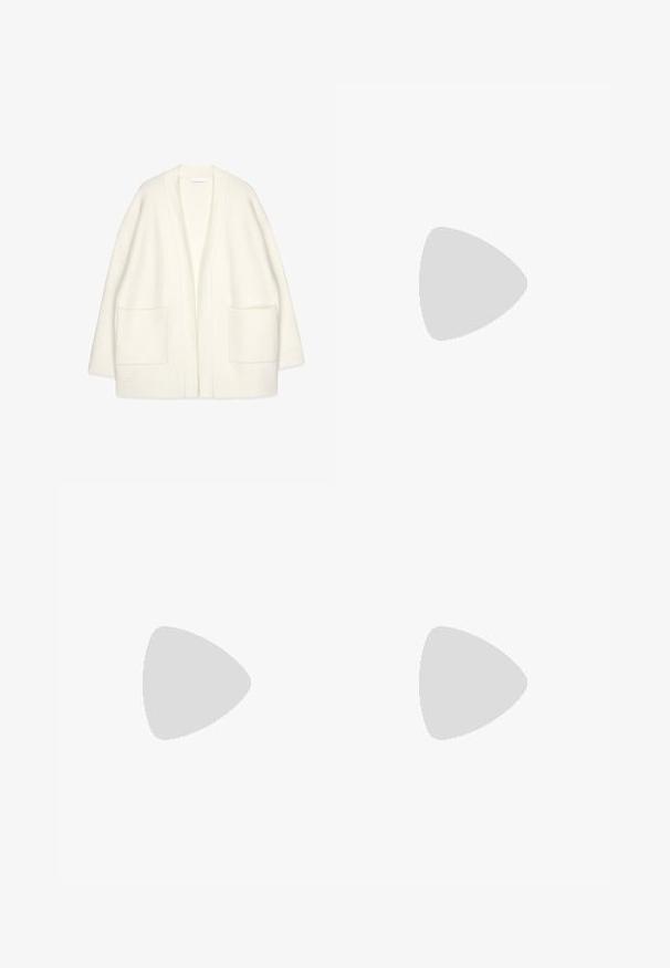 Witte wollen cardigan met een losse pasvorm, open voorkant, geribde manchetten en twee voorzakken. Gelaagd stof met een zachte afwerking.; Twee mouwloze ribgebreide coltruien in zwart en wit, met een slim fit ontwerp en een gladde textuur, met een cropped lengte.; Zwarte wijde broek van lichtgewicht stof, met een knoopsluiting aan de voorkant en een vlakke achterkant, afgewerkt met keurig gestikte zoom.; Sportschoenen met een witte leren bovenkant, grijze suède neus en drie zwarte strepen. Bevat een blauw logo op de tong en een gestructureerde rubberen zool.