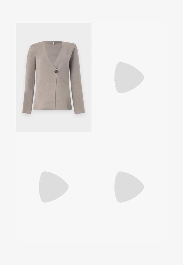 Cárdigan gris claro con mangas largas, escote en V y un solo botón oscuro en la parte delantera, hecho de un material de punto texturizado.; Top blanco de manga larga y cuello alto, confeccionado en una tela suave y elástica. Presenta un diseño ajustado, sin patrones o adornos visibles.; Jeans de pernera ancha en azul claro, elaborados en denim, con cintura alta, diseño de cinco bolsillos y un ligero desvanecimiento que les da un aspecto usado.; Zapatillas de plataforma blancas hechas de material sintético suave, con punta redondeada, diseño de cordones y suela de goma texturizada. Acento en el talón negro.