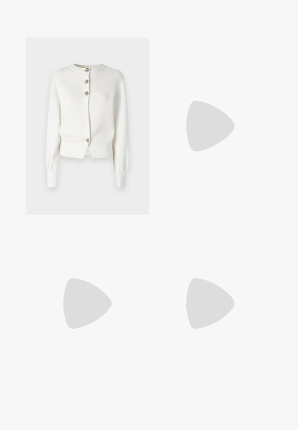 Gilet en tricot blanc avec un col rond, des manches longues et quatre boutons marron sur le devant. Design court avec des poignets côtelés.; Gina Tricot SOFT TOUCH CROPPED TOP - T-shirt à manches longues - pristine; Jeans flares bleu clair en denim, dotés de cinq poches, de coutures contrastées et d'une fermeture à bouton à la taille.; Baskets montantes en toile blanche avec semelle en caoutchouc noir, capuchon en caoutchouc à l'avant, et six œillets pour les lacets, présentant un design épuré et minimaliste.; Sac à main en cuir rouge avec un design angulaire et géométrique. Il dispose d'une seule sangle ajustable et d'une fermeture à rabat avec un detailing cousu.