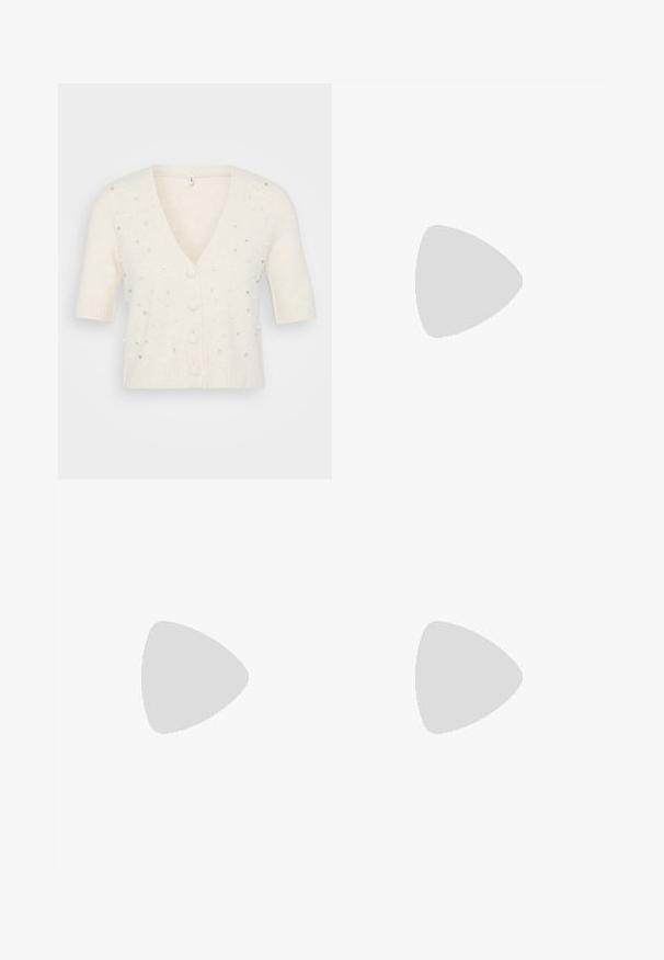 Cardigã de manga curta, com decote em V, na cor creme, feito de material suave, apresentando embelezamentos decorativos de pérolas e strass, com fecho de botões.; Even&Odd Petite 2 PACK - Top - light grey/black; Jeans de ganga cinza com um design de perna reta, estilo de cinco bolsos, desbotamento subtil e fecho de botão na cintura.; Botas plataforma em camurça castanha com painéis laterais elásticos e puxadores laranja, combinadas com uma saia de ganga clara até ao joelho, em um chão de madeira.