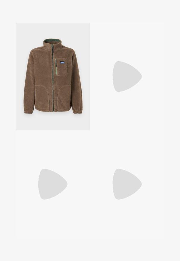 Hnědá fleecová bunda na zip s vysokým límcem, dvěma dolními kapsami, jednou náprsní kapsou se zeleným zipem a nášivkou Penfield.; Modré tričko s krátkým rukávem vyrobené z hladkého bavlněného směsového materiálu, na přední straně zdobené bílou grafikou skákajícího kočky v tečkovaném vzoru.; Modré tepláky vyrobené z měkké látky, s elastickým pasem na šňůrku, zúženými nohavicemi a malým logem na boku.; Stříbrná sportovní obuv s elegantním designem, síťovinovými panely, polstrovaným jazykem, texturovaným syntetickým svrškem a gumovou podrážkou pro ochranu proti skluzu.