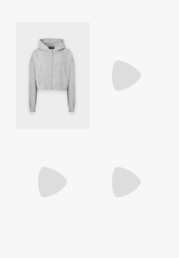 Svjetlosiva skraćena hoodie s prednjim zipom, dva bočna džepa i rebrastim manžetama. Sadrži vezenu oznaku na lijevoj strani grudi.; Bijela majica s kratkim rukavima od mekanog pamuka, s okruglim izrezom i prilagođenim oblikom. Bez vidljivih uzoraka ili ukrasa.; Svijetlosivi dukserica s opuštenim krojem, elastičnim pojasom, vezicom i bočnim džepovima; izrađeni od mekanog, teksturiranog materijala.; Nike atletska obuća u bijeloj i svijetlosmešanoj boji. Ima mrežasti gornji dio i karakterističnu zakrivljenu potplat s vidljivim zračnim jastučićima.