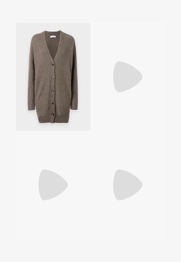 Brun ullkofta med V-ringning, långa ärmar och fem framknappar. Har ribbade manschetter och nederkant. Mjuk textur och avslappnad passform.; Svart kortärmad topp gjord av stretchigt tyg, med en figursydd design och veckad detaljering på sidorna. Slät textur, klassisk form.; Svarta byxor med rak passform, utrustade med framfickor och sidoklyvningar vid fållen. Tillverkade av mjukt, slätt tyg. Lämpliga för olika tillfällen.; Svarta platta sandaler med en glänsande yta, tre tunna remmar och en cirkulär detaljer i metall vid tån. Elegant design med en minimal klack.