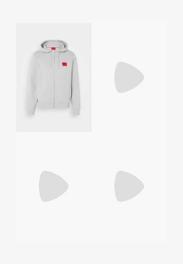 Lichtgrijze zip-up hoodie met een capuchon met trekkoord, zijzakken, geribbelde manchetten en een klein rood vierkant logo met de merknaam op de borst.; Zwarte korte mouwen t-shirt gemaakt van zachte stof, met een ronde halslijn en een subtiel logo op de voorkant. Binnenkant van de kraag heeft een oranje accent.; Zwarte slim-fit joggerbroek met witte trekkoord, ribgebreide boorden en subtiele logo op de bovenbenen, tegen een effen achtergrond.; Zwarte sneaker met een glad leren bovenwerk, ronde neus, platte veters, gewatteerde kraag en minimalistisch design. Rubberen zool met een subtiel profiel.