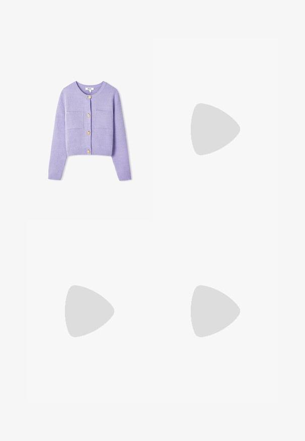 Lila krótki kardigan z teksturowanym dzianiną, okrągłym dekoltem, dwiema przednimi kieszeniami i złotymi guzikami.; Biała koszulka z krótkim rękawem o luźnym kroju i marszczonym wykończeniu w talii. Wykonana z miękkiego, lekkiego materiału.; Jeans typu wide-leg w średnim niebieskim kolorze, z wysokim stanem, zapięciem na guziki oraz kontrastowymi szwami pionowymi z przodu.; Białe skórzane trampki o gładkiej fakturze, z wyściełanym kostkiem i perforowanym noskiem. Posiadają lekko podwyższoną gumową podeszwę i sznurowany fason.