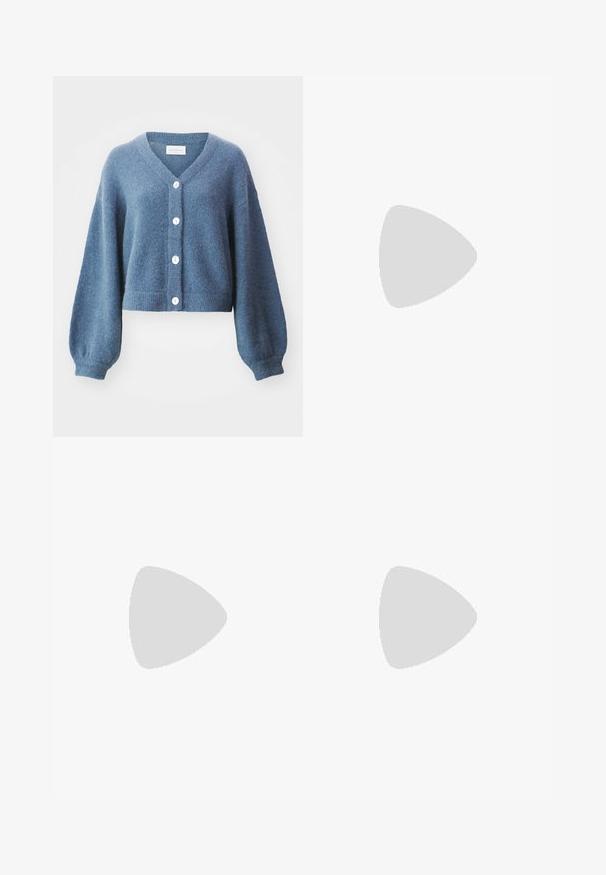 MSCH Copenhagen HOPE CARDIGAN - Kardigan - bluefin; Tři trička s dlouhým rukávem naskládaná na sobě: černé, šedé a bílé. Každé má kulatý výstřih a kratší střih z hladkého, lehkého materiálu.; Černé legíny s rozšířením vyrobené z elastického materiálu. Mají široký pás a hladkou strukturu, s přiléhavým střihem, který se na lemu rozšiřuje.; Šedé semišové tenisky s bílými tkaničkami, černými pruhy a bílou gumovou podrážkou. Mají kulaté logo na jazyku a gumovou podrážku.