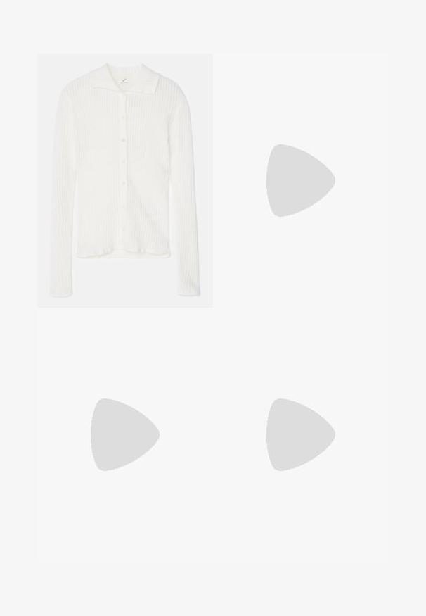 Cardigan blanco de punto acanalado con cuello, mangas largas y cierre de botones en la parte delantera. Textura suave con sutiles rayas verticales.; Camiseta blanca corta hecha de una tela suave, con mangas cortas, escote redondo y detalles de ribete en el dobladillo. Diseño simple y sin adornos.; Pantalones acampanados negros de cintura alta, fabricados en tejido elástico. Presentan detalles de costura vertical en la parte delantera y una textura suave.; Sandalias de tacón de cuero negro con correa en el tobillo. Presentan una punta cuadrada, textura suave y un tacón cuadrado decorado con tachuelas plateadas.