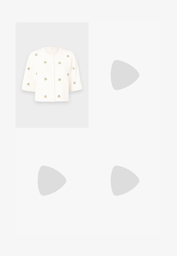 Object OBJTHESS SLEEVE CARDIGAN - Kardigan - cloud dancer/lemon; Valge puuvillane T-särk, millel on lõdva lõikega, lühikesed varrukad ja väike broderi logo vasakul rinnakarpi.; Laiene jalad sinised denim püksid kõrge vöökohaga, kontrastsete õmblustega ja küljetaskutega, klassikalise viie taskuga disainiga ja toore servaga.; Sinine nubukist sneakerite jalanõud valgete triipudega, kummist talla, ümarate varvaste ja kangast paeltega. Kombineeritud kreemivärvi sokkidega rohelisel pinnal.