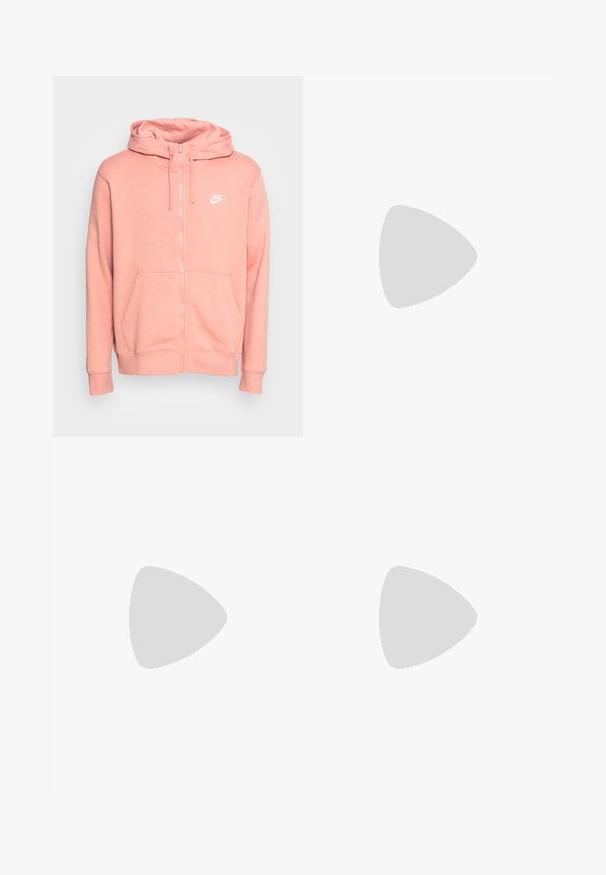 Nike Sportswear M CLUB HOODIE FZ BB - Camisola com fecho - lt madder root/white; T-shirt de algodão preto da Nike com um clássico decote redondo, mangas curtas e um logótipo em relevo discreto no peito. Textura suave.; Calças de fato de treino pretas feitas de polar, com uma cintura elástica e cordões, dois bolsos frontais e um pequeno logótipo na coxa.; Sapatilhas desportivas pretas com tecido texturizado e solas em borracha, apresentando atacadores elásticos e um detalhe azul no calcanhar. Usadas com calças de ganga claras.