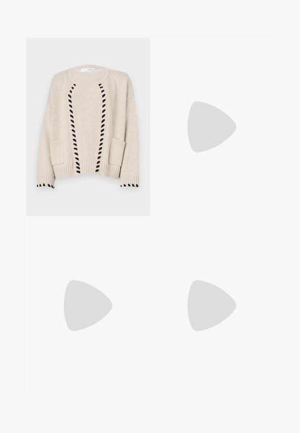 Beige gestrickter Pullover mit schwarzem Dekostich entlang der Vorderseite, gerippten Bündchen und zwei aufgesetzten Taschen vorne.; Weißes, enganliegendes Oberteil aus geripptem Stoff mit kurzen Ärmeln und gerafften Details an den Seiten für Textur und Form.; Weiße, weit geschnittene Hosen aus leichtem Stoff, mit einem elastischen Bund und einem Zugband für eine verstellbare Passform. Glatte Textur.; Cremefarbene sportliche Sneakers mit drei beigen Streifen, aus Wildleder und Textilmaterialien, einer strukturierten Sohle und geprägtem Branding an der Ferse.