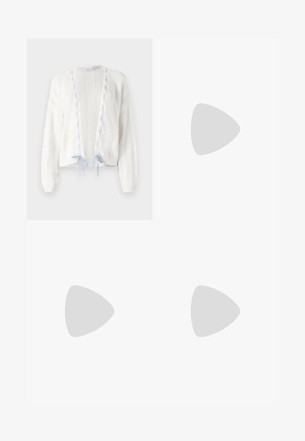 Cardigan blanc en tricot avec un motif en chevrons, présentant des accents bleu clair et des liens à l'avant. Manches longues et design ouvert à l'avant.; Stradivarius ASYMMETRICAL  - T-shirt imprimé - black; Stradivarius Pantalon classique - black; Sandales à talons vernies noires avec un bout carré, des sangles autour de la cheville et des boucles en argent. Dotées d'un talon bloc épais pour plus de stabilité.