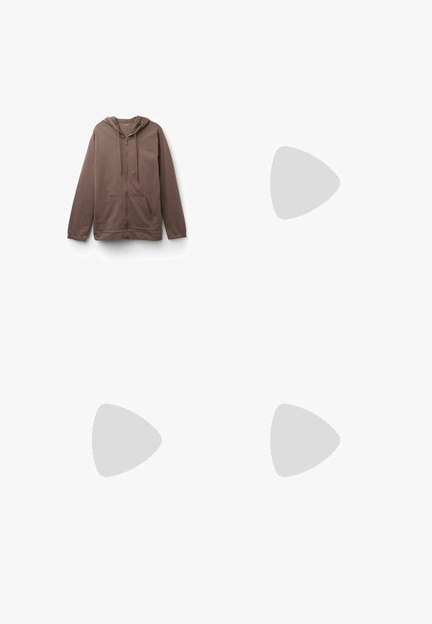 Sudadera con cremallera marrón, con capucha, bolsillos frontales y cordones. Fabricada con una tela suave de textura lisa y un ajuste informal.; Camiseta corta negra de algodón. Cuenta con mangas cortas y un escote redondo. Textura suave con un diseño sencillo, sin patrones adicionales.; Pantalones negros de pierna ancha hechos de una tela suave y brillante, con una cinturilla elástica y sin bolsillos visibles ni detalles de metal.; Zapatillas de lona negras con cordones blancos, puntera de goma blanca y una suela blanca gruesa. Presenta costuras blancas sutiles y una suela de goma.