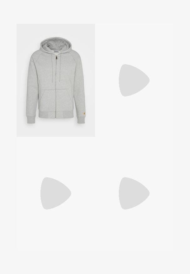 Siva zip-up kapuca iz mehkega bombažnega materiala, z narebrenimi manšeti in robom, sprednjimi žepi ter z zlatim logotipom na rokavu.; Bela kratka majica s kratkimi rokavi iz bombaža, s krožnim izrezom in sproščenim krojem. Gladka tekstura, brez vidnih vzorcev ali poudarkov.; Svetlo sivi trenirke z elastičnim pasom in stranskimi žepi, ravnega kroja, narejene iz mehke tkanine.; Svetlo rjave anklne čizme iz semiša z črnim oblazinjenim ovratnikom, zlatimi kovinskimi očesci, belimi šivi in robustnim gumijastim podplatom s izrazitimi tredi.