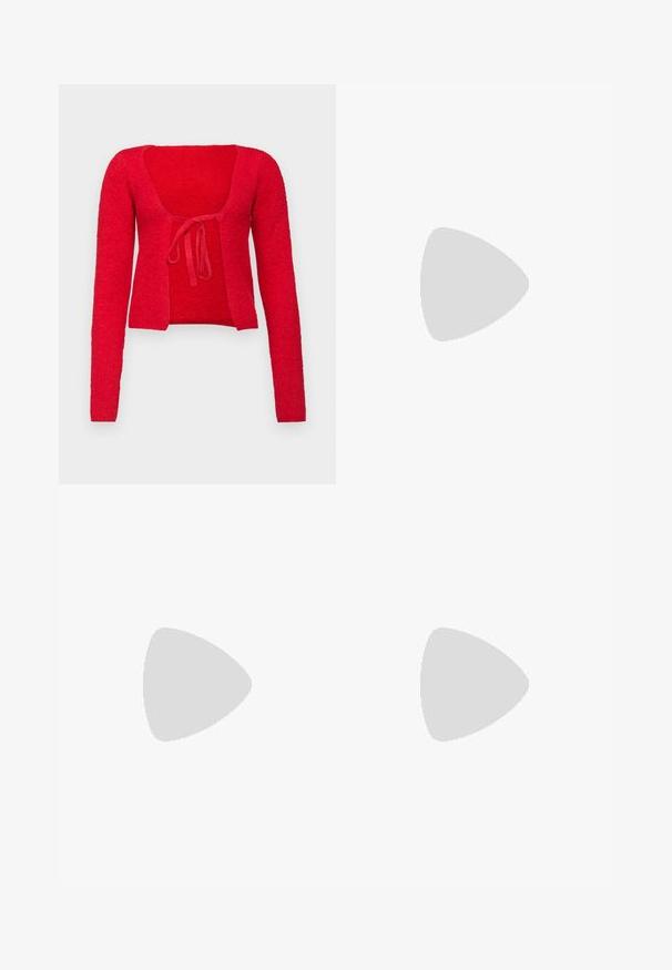 BDG Urban Outfitters Cardigan - red; T-shirt in cotone marrone con maniche corte e scollo a V profondo. Design semplice, texture morbida e orlo dritto. Senza fantasie o dettagli.; Pantaloni ampi marroni con una texture liscia, caratterizzati da una vita alta e pieghe frontali. Il tessuto è leggero e scorre liberamente.; Tacchi slingback in pelle marrone con punta quadrata, lati scavati e tacco a blocco. Presentano una fibbia sulla cinghia alla caviglia.