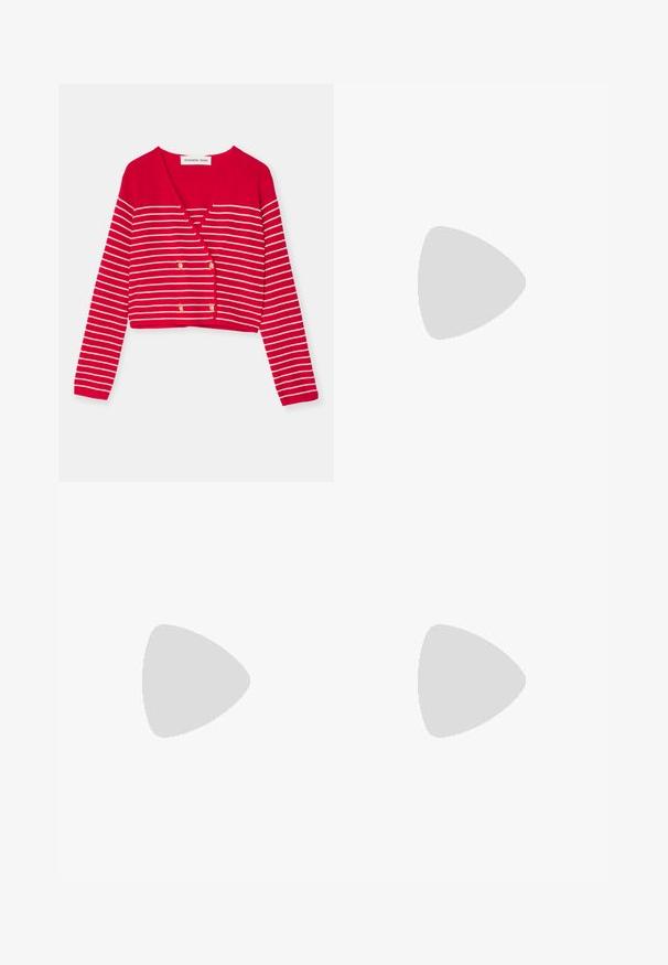 Červený skrátený kardigán s bielymi horizontálnymi pruhmi, s výstrihom do V a dvojradovým zlatým gombíkom. Vyrobený z textúrovanej pleteniny.; Dve bezrukávové rebrované roláky v čiernej a bielej farbe, pričom majú priliehavý strih a hladkú textúru, s krátkou dĺžkou.; Čierne široké nohavice z ľahkého materiálu, s predným zapínaním na gombík a plochým predným dielom, s pekne ušitými lemami.; Športové topánky s bielym koženým zvrškom, šedou semišovou špičkou a tromi čiernymi pruhmi. Obsahujú modré logo na jazyku a štruktúrovanú gumovú podrážku.; Čierna kožená hobo taška s jedným ramenným popruhom, hladkou textúrou, zúženým vrchom a minimalistickým dizajnom bez viditeľného hardvéru.