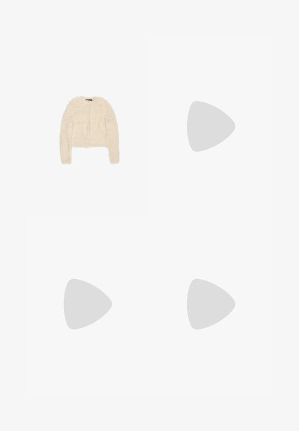 Kremowy, puszysty kardigan z długim rękawem i okrągłym dekoltem, z zapięciem na guziki z przodu, ułożony na płasko na białym tle.; Biała koszulka z krótkim rękawem, wykonana z bawełny. Posiada okrągły dekolt i luźny krój. Gładka faktura bez widocznych wzorów czy akcentów.; Białe spodnie o szerokich nogawkach wykonane z lekkiego materiału. Posiadają elastyczny pas z sznurkiem i boczne kieszenie. Gładka tekstura.; Płaskie sandały z brązową gumową podeszwą, zaprojektowane z trzema nakładającymi się na siebie białymi skórzanymi paskami i małym detalem w postaci kokardy na środku.