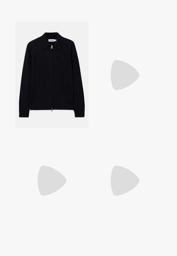 Mustavilla pitkähihaine vetoketjullinen neulepusero, jossa on kaulus, ribbien hihansuut, huomaamaton etulogo ja merkattu lappu kauluksessa.; Lyhythihaine musta T-paita, joka on valmistettu puuvillasta. Paidassa on pyöreä pääntie ja pieni brodeerattu logo rinnassa. Sujuva rakenne, normaali istuvuus.; Mustat housut suoranlahkeisella muotoilulla, valmistettu sileästä kankaasta. Ominaisuuksiin kuuluu etupleateet ja yksi nappikiinnitys vyötäröllä.; Musta nahkakengät, joissa on sileä pinta, koristetasku ja kontrastisomistus, yhdistettynä vaaleanbeigeihin housuihin.; Harmaa neliön muotoinen kello, jossa on valkoinen kellotaulu, mustat roomalaiset numerot ja teksti "VEDENKESTÄVÄ". Musta nahkaranneke, jossa on teksturoitu pinta.