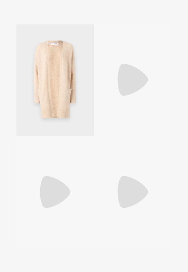 Beige neulecardigan, joka on valmistettu pehmeästä neuloksesta ja siinä on V-pääntie, avoin etuosa sekä kaksi sivutaskua. Varustettu ribatulla hihansuulla ja helmalla.; Kaksi istuvaa poolopaitaa valkoisena ja mustana. Lyhyet hihat, sileää puuvillakangasta ja tiivis malli. Ei kuvioita tai graafisia elementtejä.; Valkoiset korkeavyötäröiset farkut, joissa on leveä lahkeensuukko, valmistettu denimistä; sisältää viisi taskua, kupariset niitit ja vetoketjukiinnityksen.; Mustat nahkakengät, joissa on pyöreä varvas, litteä pohja ja soljellinen hihna. Paksu lohkopohja lisää vakautta.