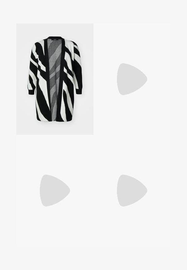 Vero Moda Curve NANCY - Vesta na kopčanje - black/birch; Bijela uska majica od rebrastog materijala s kratkim rukavima i nabranim detaljima sa strane za teksturu i oblik.; Svjetloplave traperice s ravnim nogavicama, s kopčanjem na gumbe, pet džepova i suptilnim izblijeđenjem po tkanini.; Bijele visoke tenisice sa debelim, rebrastim đonovima i kružnim logom, nošene uz svijetloplave široke traperice.