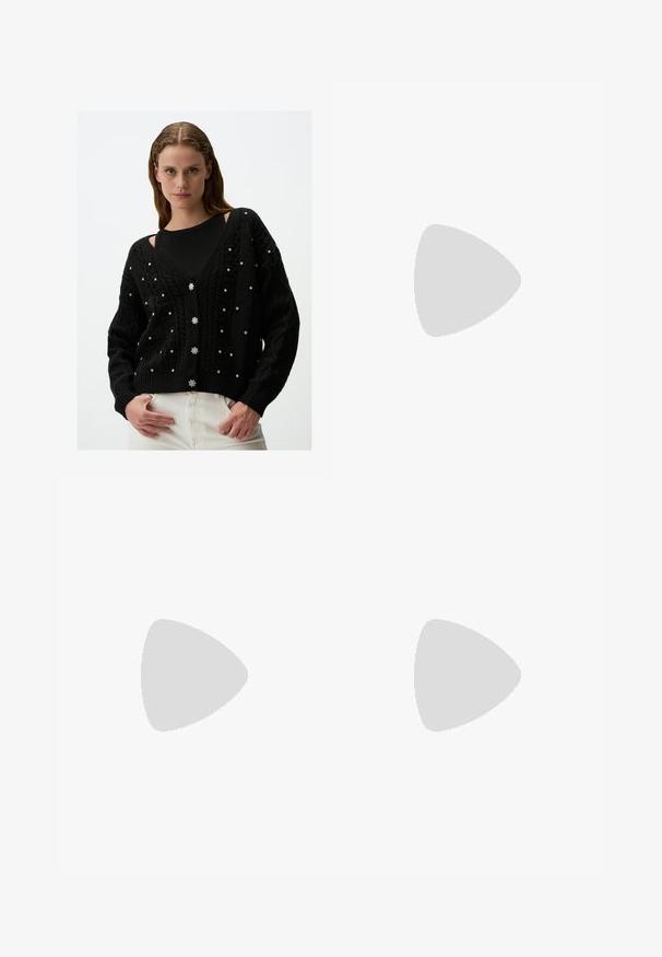 Zwarte gebreide cardigan met een V-hals, met een textuurpatroon en decoratieve parelaccenten, knoopsluiting en geribde manchetten.; Zwarte lang-sleeve T-shirt van zachte stof. Heeft een brede ronde halslijn en een losse pasvorm met rechte zoom. Geen zichtbare patronen of accenten.; Brede-pijpen broeken in een slangenprint, met een crème en grijs kleurenschema, gemaakt van textiel met een hoge taille.; Zwarte leren loafers met een robuuste rubberen zool, decoratieve band over de bovenkant en contrasterende witte stiksels. Gladde textuur met een ronde neus.; Grijze handtas met textuur, voorzien van een gevoerde handgreep, gaasaccenten, verstelbare schouderband en een sluiting aan de voorkant. Compact ontwerp met een ronde vorm.